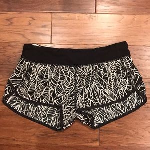 LuluLemon Run Speed Shorts Pretty Palm Black Angel